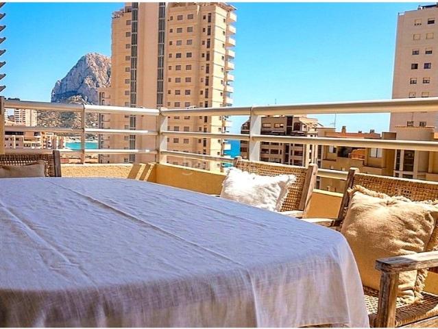 Apartamento en venta en Calp, Playa Arenal Bol. Refugio luminoso frente al mar con vistas panorámicas de la costa. Apartamentos.
