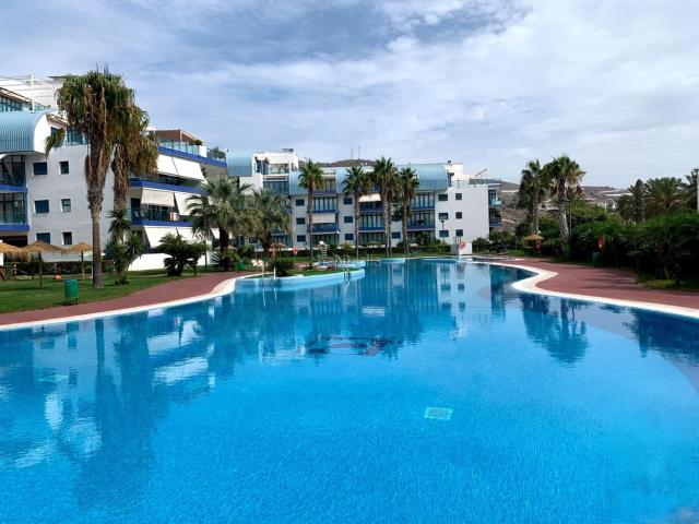 Apartamento en venta en Castell de Ferro. Primera línea de Playa, vistas panorámicas al mar y piscina, directas desde el sofá y la terraza. Listo para entrar este verano. Apartamentos Castell de.