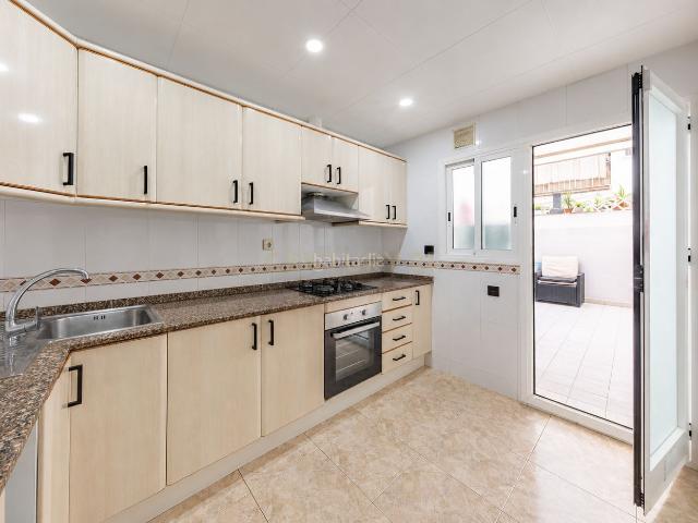 Apartamento en venta en Castelldefels, Castell Poble Vell. Amplia planta baja de 96 m con 4 habitaciones y licencia turística en Calle Major. Apartamentos.