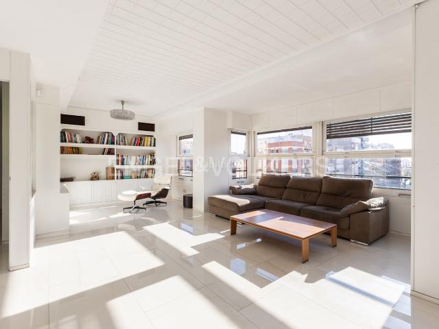 Apartamento en venta en Castellón de la Plana, Casco Histórico. Exclusivo piso reformado en la Avenida Rey D. Jaime, Castelló de la Plana Elegancia Moderna y Vistas Abiertas. Apartamentos Castellón de.