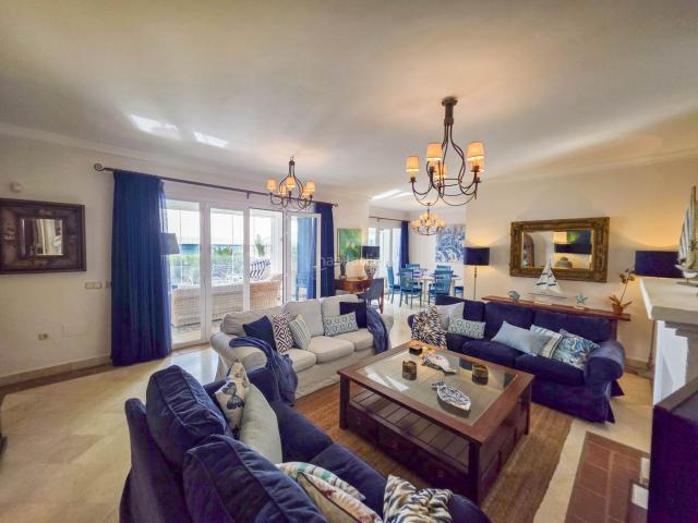 Apartamento en venta en Casares, Bahía de Casares. MAGNIFICO BAJO DE 3 DORMITORIOS CON JARDIN PRIVADO EN PRIMERA LINEA DE PLAYA. Apartamentos.