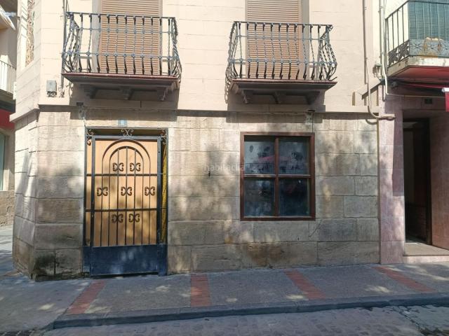 Apartamento en venta en Caspe. Edificio con 3 viviendas y local barrestaurante en Plaza España de Caspe. Apartamentos.
