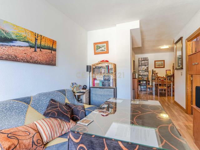 Apartamento en venta en Cenes de la Vega. Luminoso apartamento con garaje, trastero y vistas a la montaña. Apartamentos Cenes de la.
