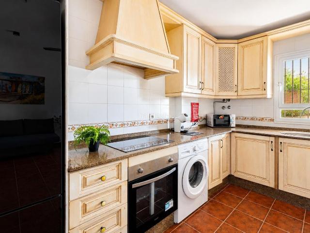 Apartamento en venta en Chiclana de la Frontera, Los Gallos. Apartamento de 2 dormitorios a 1.300 metros de la playa La Barrosa. Apartamentos Chiclana de la.