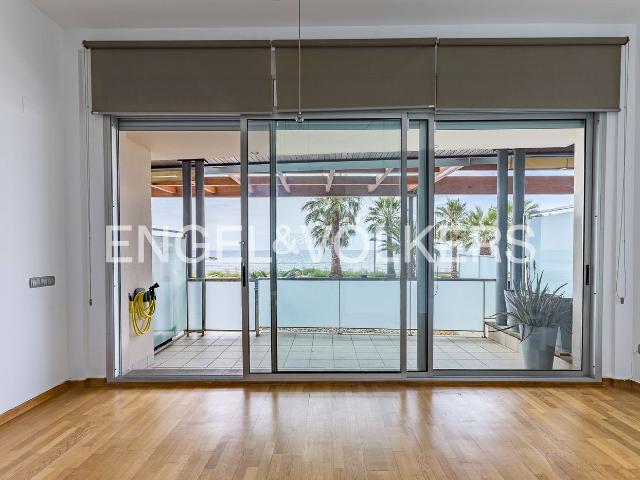 Planta baja en venta en Cubelles, Les Salines Pla de Sant Pere. Bajos en primera linea de mar con acceso directo a la playa. Plantas bajas.