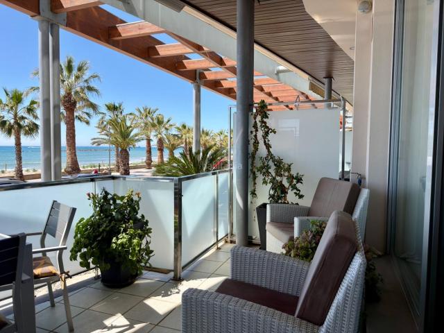 Apartamento en venta en Cubelles, Les Salines Pla de Sant Pere. Terraza con vistas al mar, con piso incluido. Apartamentos.