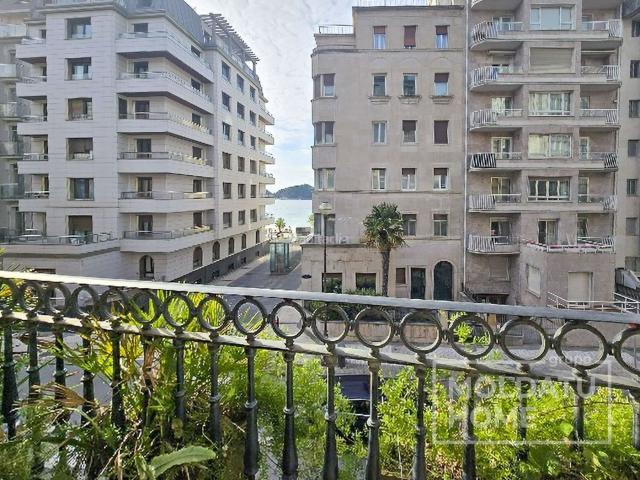Apartamento en venta en Donostia San Sebastián, Área Romántica. Piso en venta con vistas a La Concha. Apartamentos Donostia San.