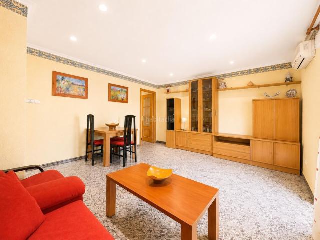 Apartamento en venta en Elche Elx, Carrús Oeste. Amplio piso de 3 dormitorios con balcón, aire acondicionado y totalmente amueblado. Apartamentos Elche.