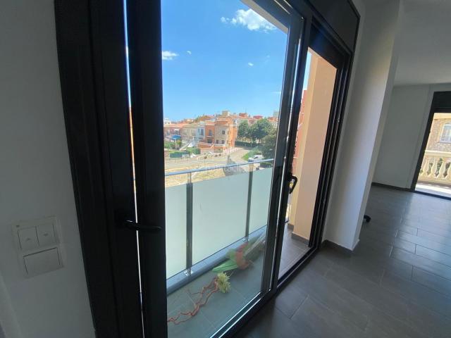 Apartamento en venta en Empuriabrava, Muga Gran Reserva Badia Costa Brava. MODERNO APARTAMENTO CON PISCINA COMUNITARIA Y PK. Apartamentos.