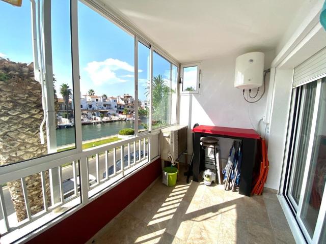 Apartamento en venta en Empuriabrava, Salins Cavall de Mar Costa Brava. Apartamento totalmente reformado con terraza y vistas al canal en Empuriabrava. Apartamentos.