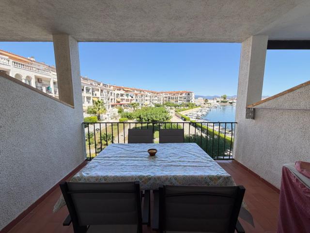 Apartamento en venta en Empuriabrava, Sant Maurici Costa Brava. Luminoso apartamento con piscina comunitaria y vistas al canal en Empuriabrava. Apartamentos.
