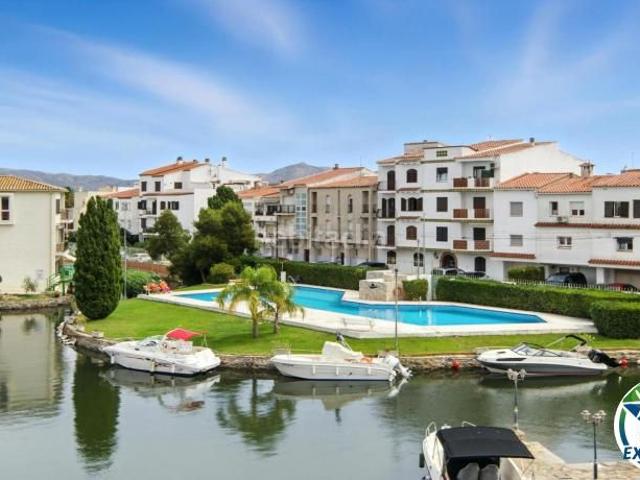 Apartamento en venta en Empuriabrava, Port Banyuls Port Alegre Port Empordà Costa Brava. Apartamento con vista al canal, piscina, parking y amarre comunitarios. Apartamentos.