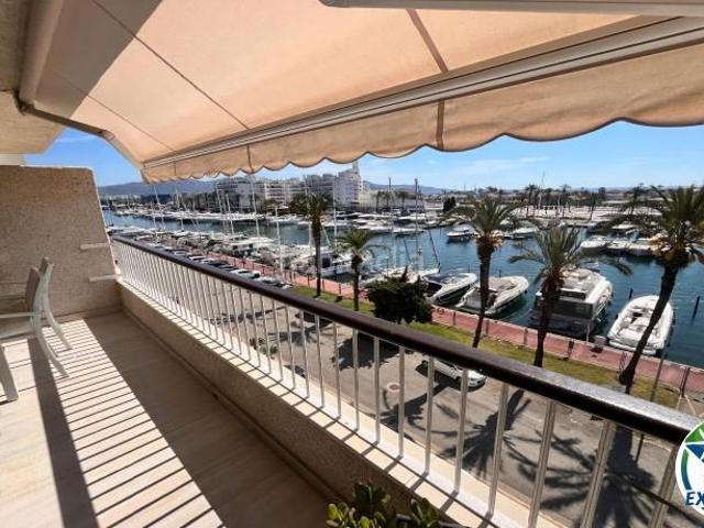 Apartamento en venta en Empuriabrava, Port Grec Port Moxó Costa Brava. Apartamento renovado con vista al mar y al canal en Empuriabrava. Apartamentos.