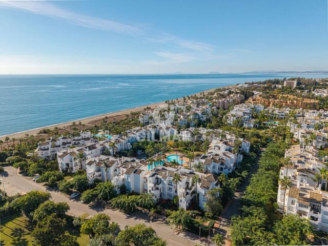Apartamento en venta en Estepona, Villacana Costalita Saladillo. Descubre el lujo y la exclusividad en este espectacular apartamento en primera línea de playa, ubicado en la prestigiosa urbanizac.