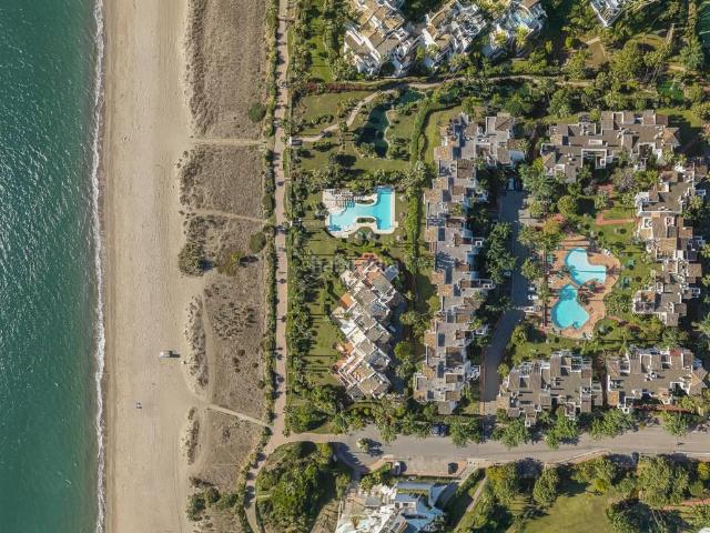 Apartamento en venta en Estepona, Villacana Costalita Saladillo. Elegante apartamento en planta baja frente al mar con jardín privado, acceso directo a la playa y modernas comodidades de alta gam.