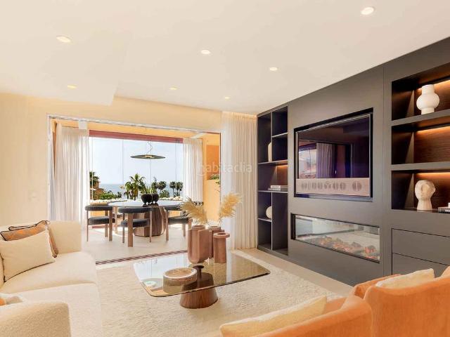 Apartamento en venta en Estepona, Zona de Punta Plata. Apartamento en Estepona Este en primera línea de playa en venta. Apartamentos.