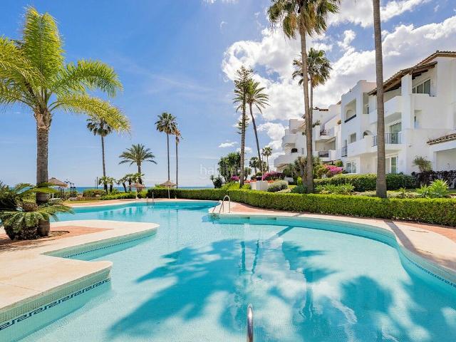 Apartamento en venta en Estepona, Zona de Punta Plata. Apartamento renovado en primera línea de playa en Alcazaba Beach Estepona Costa del Sol. Apartamentos.
