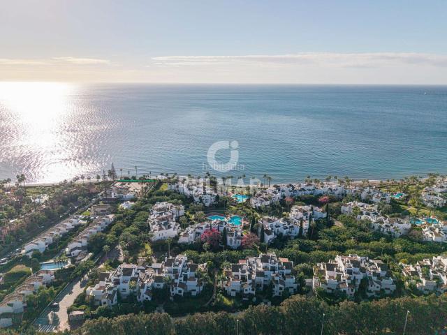 Apartamento en venta en Estepona, Zona de Punta Plata. En una de las urbanizaciones más prestigiosas y deseadas de toda la Costa del Sol, presentamos este exquisito apartamento en plant. Apartamentos.