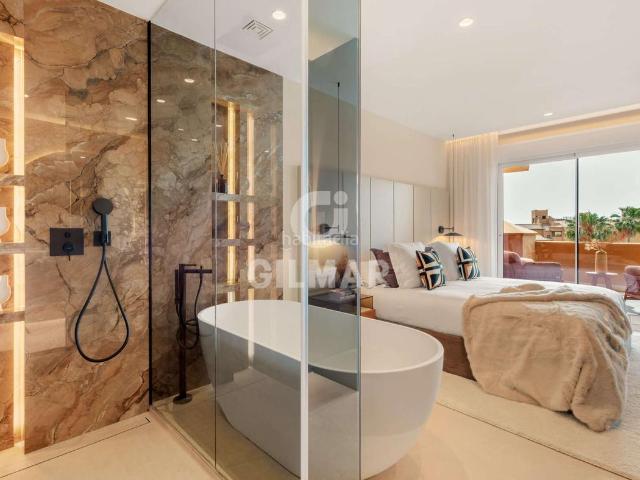 Apartamento en venta en Estepona, Zona de Punta Plata. Ubicado en una de las urbanizaciones más prestigiosas de la New Golden Mile, este complejo frente al mar ofrece un estilo de vida. Apartamentos.