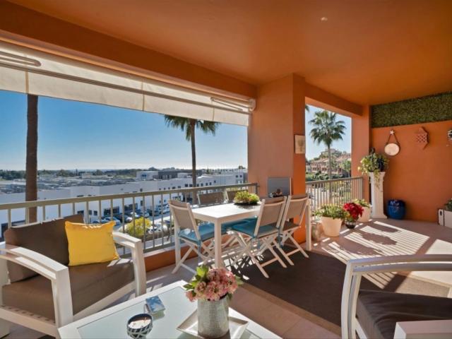 Apartamento en venta en Estepona, Benatalaya. Apartamentos.