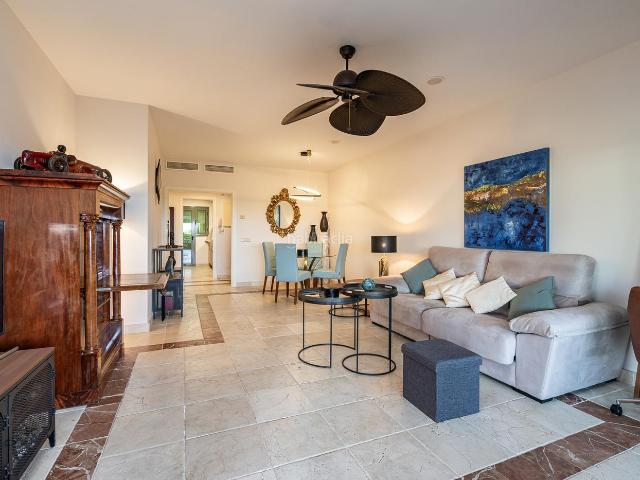 Apartamento en venta en Estepona, Benatalaya. Apartamentos.