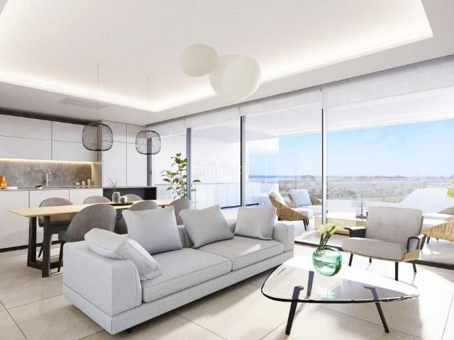 Apartamento en venta en Estepona, Bel Air. Ático dúplex de 4 dormitorios, 3 baños y vistas al mar en Estepona. Apartamentos.