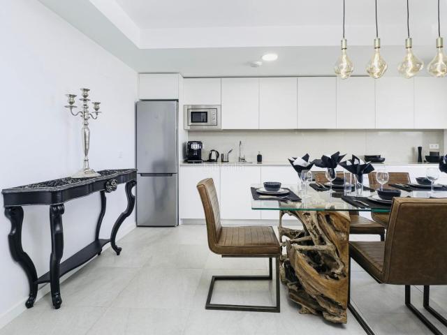 Apartamento en venta en Estepona, Buenas Noches. Exclusivo Apartamento de Esquina con Impresionantes Vistas al Mar. ?. Apartamentos.