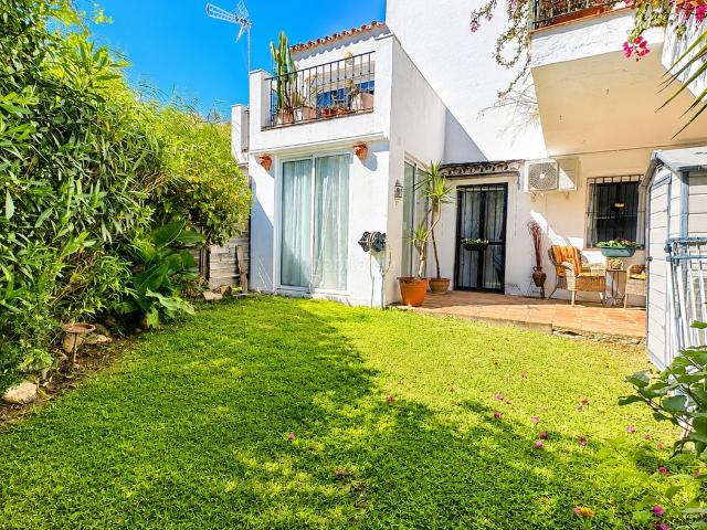 Apartamento en venta en Estepona, Buenas Noches. Este precioso apartamento de tres dormitorios, impecablemente presentado, disfruta de vistas al mar desde su amplia terraza y goza. Apartamentos.