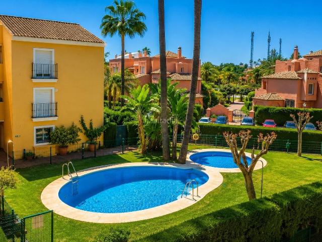 Apartamento en venta en Estepona, Casasola. CHOLLO! Apartamento de 125 m2 de 3 dormitorios y dos baños, ubicado en la zona de AtalayaIsdabe. Apartamentos.