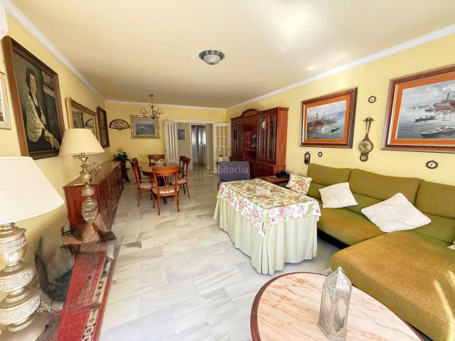 Apartamento en venta en Estepona, Centro. Apartamento de tres dormitorios súper espacioso con terraza de buen tamaño, en primera línea de playa en el centro de Estepona. Apartamentos.