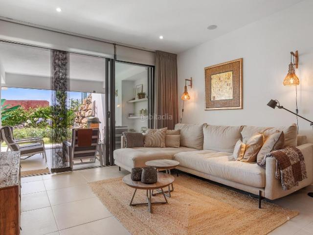 Apartamento en venta en Estepona, Estepona Golf. ESTEPONA Elegante Apartamento con Vistas en Urbanización Exclusiva. Apartamentos.