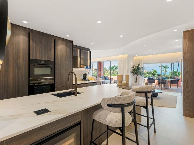 Apartamento en venta en Estepona, Guadalmansa. Apartamento renovado en Cabo Bermejo con vistas al mar, terraza de 67 m y orientación sur, en una urbanización cerrada junto a la. Apartamentos.