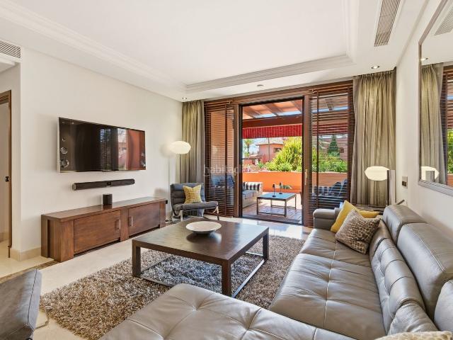 Apartamento en venta en Estepona, Guadalmansa. Elegante Apartamento en Primera Planta en Torre Bermeja, New Golden Mile. Apartamentos.
