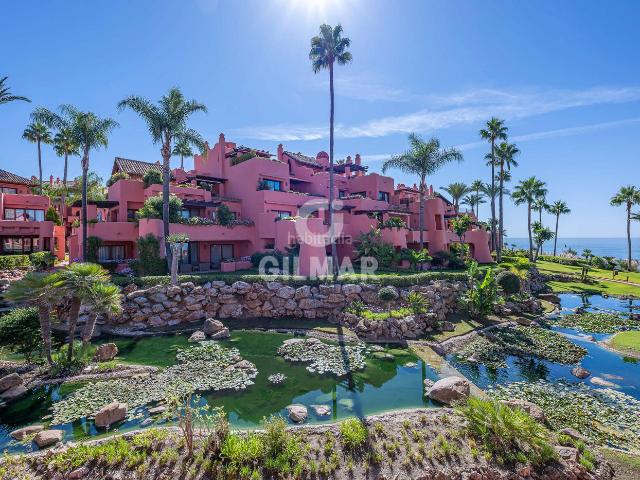 Apartamento en venta en Estepona, Guadalmansa. Este elegante apartamento reformado en planta media se encuentra en uno de los complejos más destacados de la Nueva Milla de Oro. Apartamentos.
