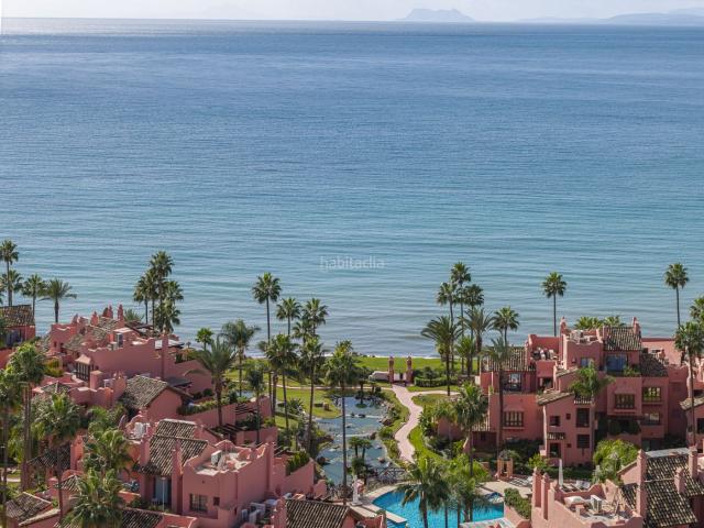 Apartamento en venta en Estepona, Guadalmansa. Exclusivo apartamento de lujo totalmente renovado junto al mar con amplia terraza, acabados premium y excelentes instalaciones en. Apartamentos.