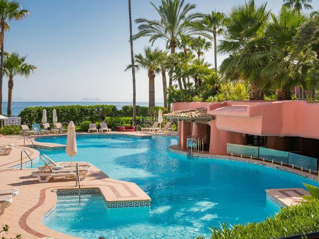 Apartamento en venta en Estepona, Guadalmansa. Lujoso Apartamento Reformado en Primera Línea de Playa en Menara Beach New Golden Mile. Apartamentos.