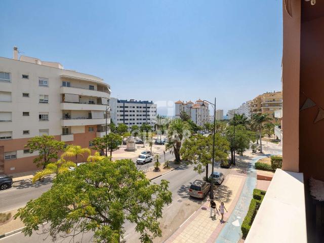 Apartamento en venta en Estepona, Huerta Nueva. Apartamento reformado con licencia turística a pocos minutos de la playa y del Puerto Deportivo de Estepona.Esta es una excelente. Apartamentos.