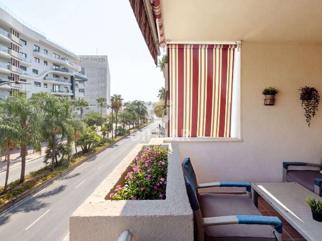 Apartamento en venta en Estepona, Huerta Nueva. Ubicado en una de las zonas más demandadas de Estepona, junto al futuro Bulevar y a escasos 400 metros de la playa, este espacioso. Apartamentos.