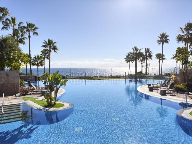 Apartamento en venta en Estepona, Kempinski. Apartamento de 2 dormitorios en Urbanización exclusiva frente a la playa Mar Azul, Nueva Milla de Oro, Estepona. Apartamentos.