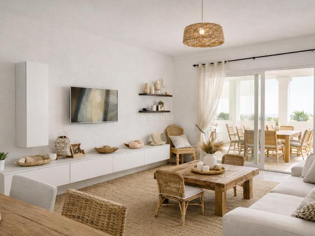 Apartamento en venta en Estepona, La Concha Resina Golf. Apartamento en Planta Baja Elevada con Vistas al Mar en Venta en Estepona Este Grandes Terrazas y Jacuzzi. Apartamentos.