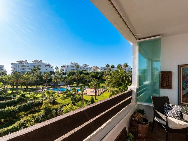 Apartamento en venta en Estepona, La Concha Resina Golf. Apartamentos.