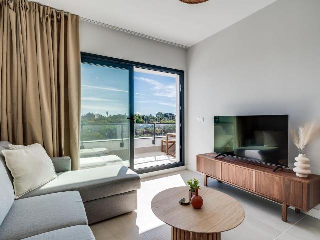 Apartamento en venta en Estepona, La Concha Resina Golf. Moderno apartamento de un dormitorio en Selwo, con salóncomedor diáfano, terraza y acceso a servicios comunitarios de primera cali.