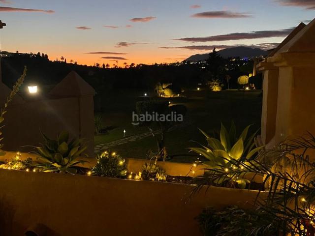 Apartamento en venta en Estepona, Nueva Atalaya. Ático dúplex rodeado de golf y naturaleza en Estepona. Apartamentos.