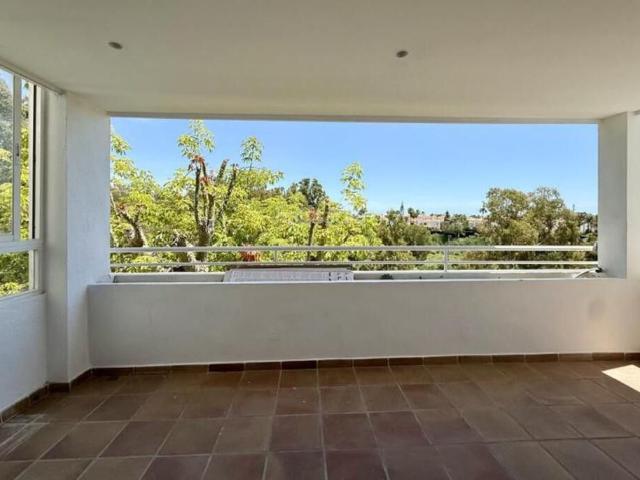 Apartamento en venta en Estepona, Nueva Atalaya. Apartamento Totalmente Reformado con Vistas al Mar y Exclusivas Amenidades Comunitarias. Apartamentos.
