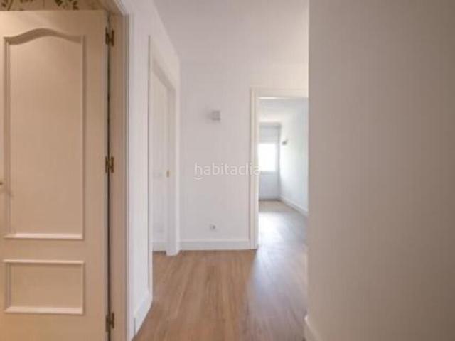 Apartamento en venta en Estepona, Nueva Atalaya. Apartamento Totalmente Reformado con Vistas Tranquilas al Bosque en Atalaya. Apartamentos.