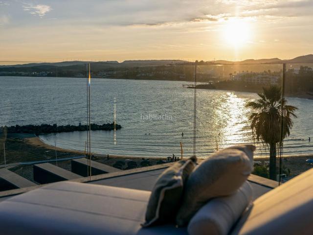 Apartamento en venta en Estepona, Puerto de Estepona. Descubre el paraíso en la Costa del Sol! Exclusivo Apto en venta, ubicado en una lujosa urbanización en primera línea de playa en. Apartamentos.