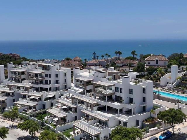 Apartamento en Venta en Estepona – Recinto Cerrado con Piscina y Gran Terraza