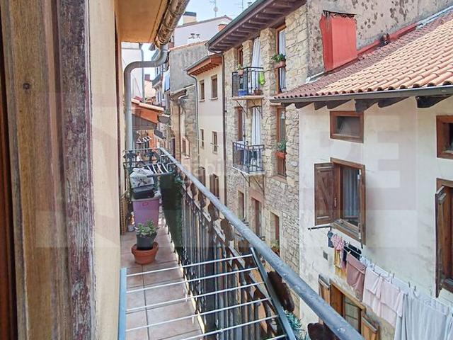 Apartamento en venta en Errenteria, Centro. BONITO APARTAMENTO REFORMADO CON ESTILO RÚSTICO. TERCER PISO SIN ASCENSOR. Apartamentos.