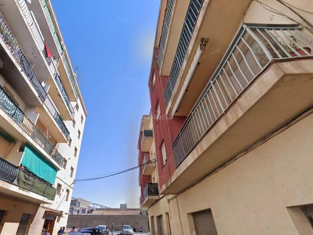 Apartamento en venta en Figueres, Parc Bosc Castell. PISO 3 HABITACIONES, BALCÓN, PLANTA 3 SIN ASCENSOR, CARRER MAJOR, URB. CULUBRET, ESTACIÓN FIGUERES VILAFANT. Apartamentos.