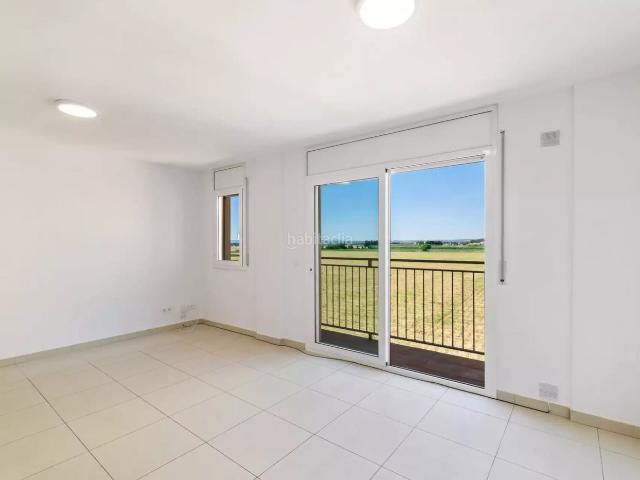 Apartamento en venta en Fortià. Ático dúplex reformado en Fortià con vistas abiertas al campo. Apartamentos.